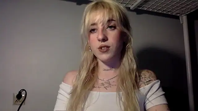 Snapshot of EmmyWet chatting on 05-02-26, 06:13 EmmyWet online show from 05-02-26, 06:13
