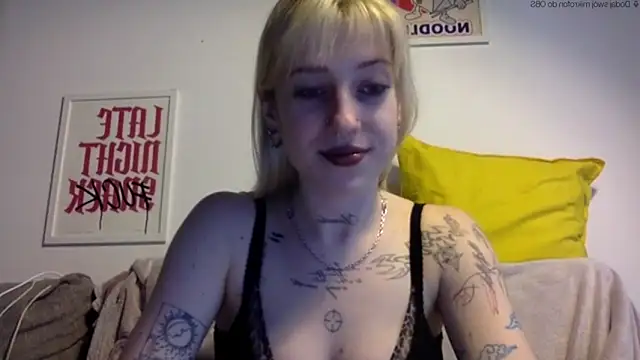 Snapshot of EmmyWet chatting on 05-15-26, 06:04 EmmyWet online show from 05-15-26, 06:04