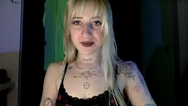Snapshot of EmmyWet chatting on 05-20-26, 07:31 EmmyWet online show from 05-20-26, 07:31