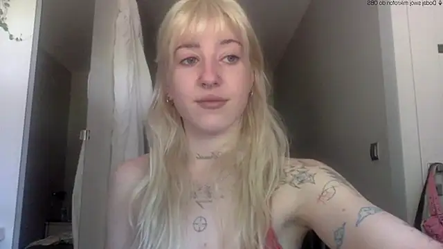 Snapshot of EmmyWet chatting on 05-29-26, 11:08 EmmyWet online show from 05-29-26, 11:08
