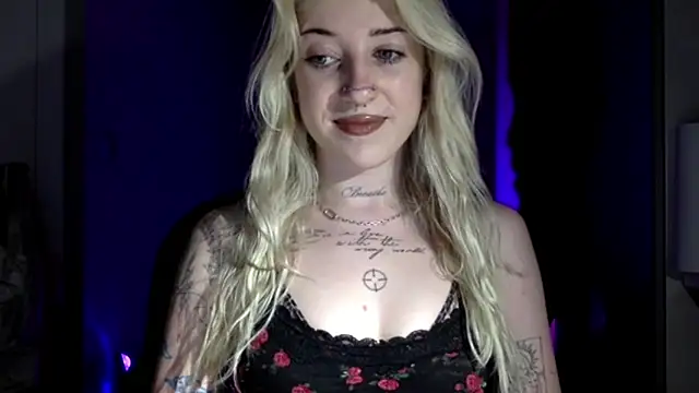 Snapshot of EmmyWet chatting on 06-20-26, 04:10 EmmyWet online show from 06-20-26, 04:10