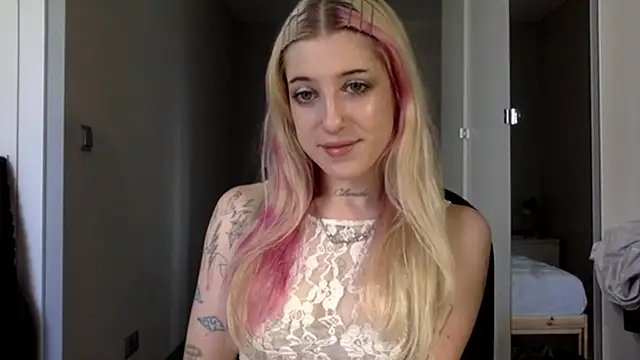 Snapshot of EmmyWet chatting on 07-11-26, 03:26 EmmyWet online show from 07-11-26, 03:26
