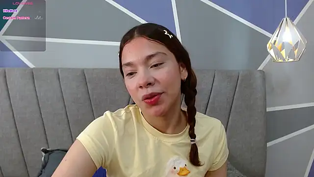 Snapshot of Sweet_kitty_05 chatting on 06-12-26, 05:45 Sweet kitty 05 online show from 06-12-26, 05:45