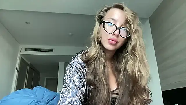 Snapshot of Kit_kata chatting on 04-18-26, 11:49 Kit kata online show from 04-18-26, 11:49
