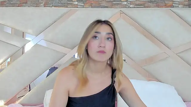 Snapshot of lucy_davies chatting on 05-16-26, 03:22 lucy davies online show from 05-16-26, 03:22