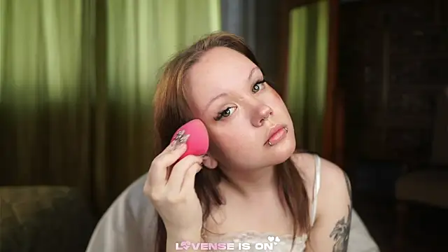 Snapshot of LeahAllsop chatting on 05-08-26, 02:39 LeahAllsop online show from 05-08-26, 02:39