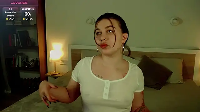 Snapshot of HermioneMoon chatting on 05-06-26, 01:05 HermioneMoon online show from 05-06-26, 01:05