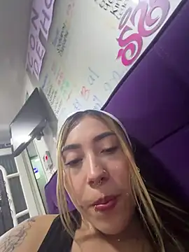 ManuelaVeeleez online show from 04-17-26, 05:43