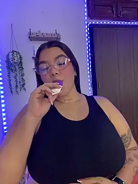 Snapshot of michellesexxxy3 chatting on 06-11-26, 04:10 michellesexxxy3 online show from 06-11-26, 04:10