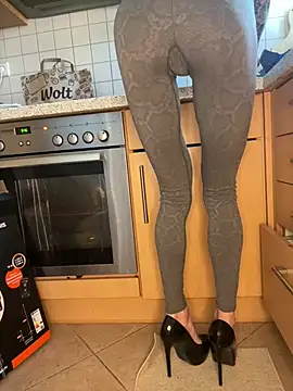 SkinnyLilly online show from 04-09-26, 11:48