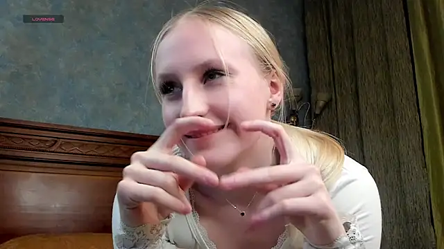 Snapshot of CatarinaGulla chatting on 05-13-26, 03:31 CatarinaGulla online show from 05-13-26, 03:31