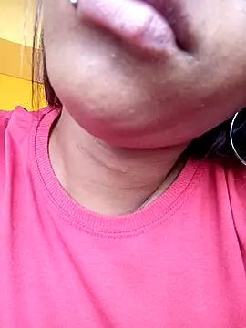 Snapshot of Sraveneno chatting on 04-25-26, 04:59 Sraveneno online show from 04-25-26, 04:59