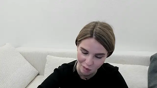 Snapshot of MollyCem chatting on 03-10-26, 03:28 MollyCem online show from 03-10-26, 03:28