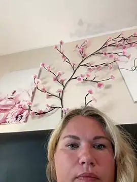 Snapshot of Jolina_Juice chatting on 07-16-26, 06:30 Jolina Juice online show from 07-16-26, 06:30