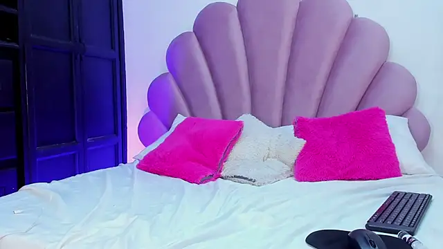 sophia mell online show from 04-15-26, 03:24