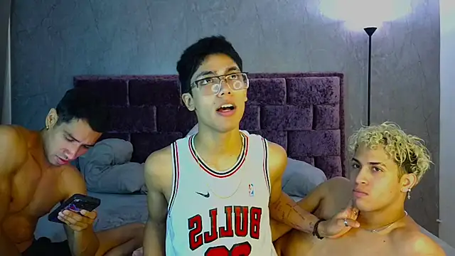 Snapshot of Wild_Squad chatting on 04-30-26, 06:58 Wild Squad online show from 04-30-26, 06:58