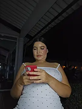 Snapshot of Pretty_Julieta chatting on 05-19-26, 01:56 Pretty Julieta online show from 05-19-26, 01:56
