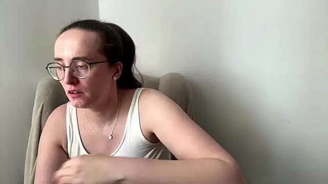 Snapshot of SofiaTease chatting on 05-04-26, 02:35 SofiaTease online show from 05-04-26, 02:35