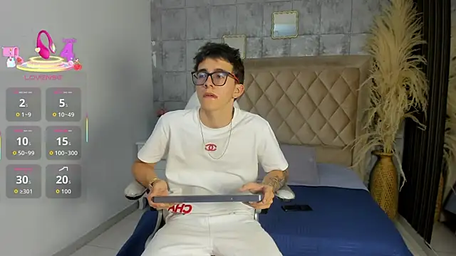 TylerCross  online show from 03-30-26, 08:32