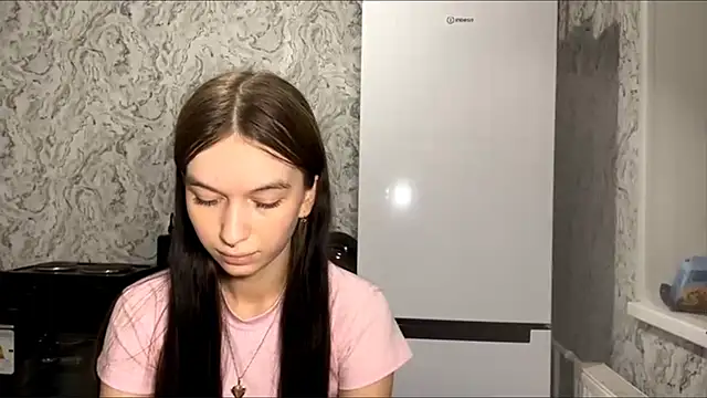 LaraDraggoo online show from 04-18-26, 08:31