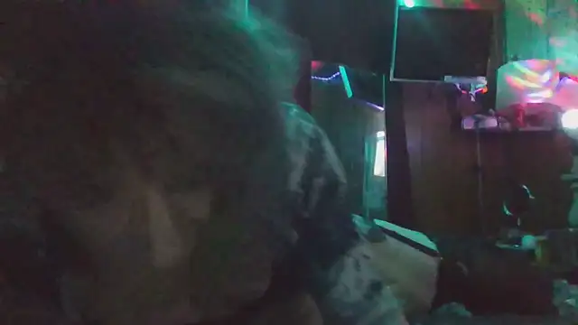 Snapshot of whitestallion529 chatting on 04-10-26, 04:28 whitestallion529 online show from 04-10-26, 04:28