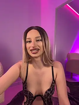 Snapshot of ScarletFlameee chatting on 04-26-26, 06:33 ScarletFlameee online show from 04-26-26, 06:33