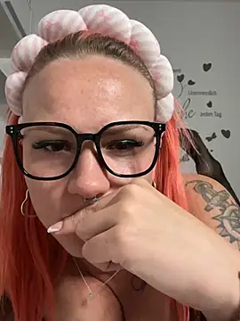 Snapshot of Fiebie_licious_ chatting on 07-19-26, 01:42 Fiebie licious online show from 07-19-26, 01:42