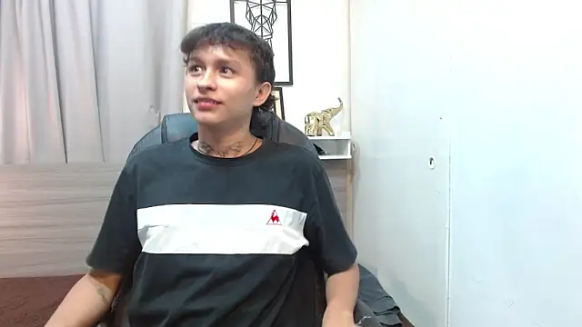 Snapshot of YuanDelux chatting on 03-08-26, 03:05 YuanDelux online show from 03-08-26, 03:05