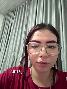 Snapshot of gatita_b chatting on 03-09-26, 04:05 gatita b online show from 03-09-26, 04:05