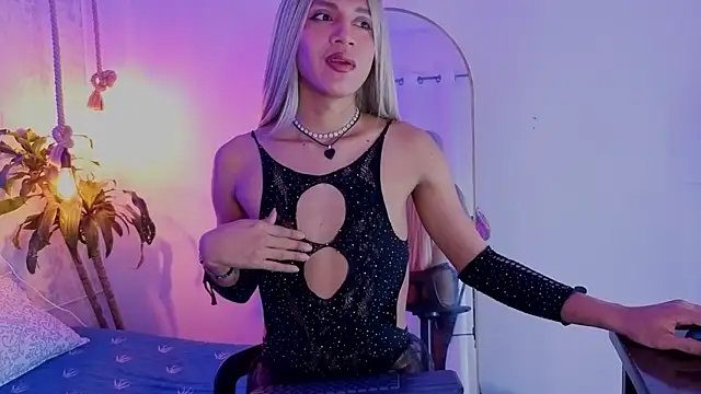 Snapshot of july_quinzel chatting on 06-11-26, 02:53 july quinzel online show from 06-11-26, 02:53