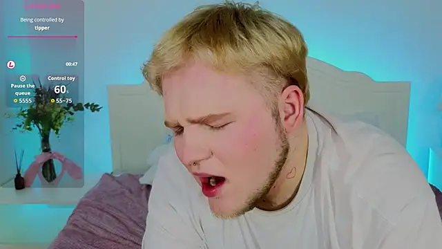 Snapshot of BlondeRebe chatting on 03-10-26, 04:06 BlondeRebe online show from 03-10-26, 04:06