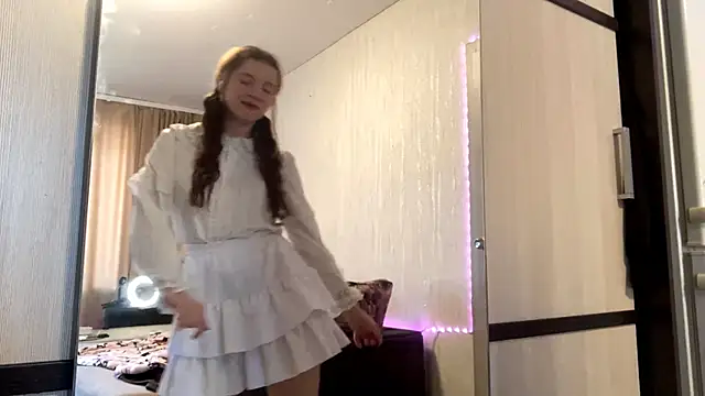 Snapshot of LynHaller chatting on 03-10-26, 06:40 LynHaller online show from 03-10-26, 06:40