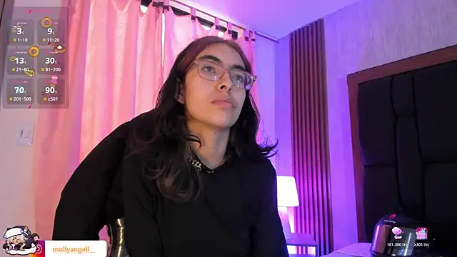 Snapshot of Molly_A chatting on 06-23-26, 03:32 Molly A online show from 06-23-26, 03:32