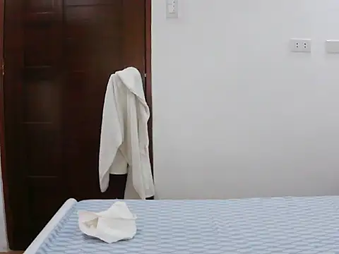 Snapshot of sexiesteyess chatting on 04-18-26, 04:27 sexiesteyess online show from 04-18-26, 04:27