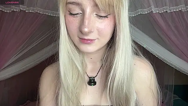 Snapshot of OnlyEva1 chatting on 05-14-26, 08:43 OnlyEva1 online show from 05-14-26, 08:43