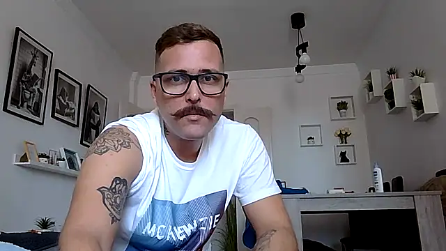 Snapshot of yanick931 chatting on 04-30-26, 10:43 yanick931 online show from 04-30-26, 10:43