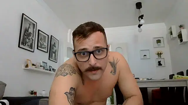 Snapshot of yanick931 chatting on 06-06-26, 02:33 yanick931 online show from 06-06-26, 02:33