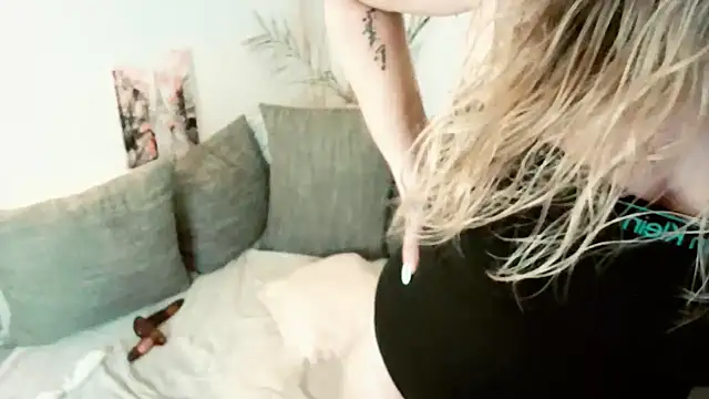 Snapshot of MissPuschel chatting on 06-17-26, 02:47 MissPuschel online show from 06-17-26, 02:47