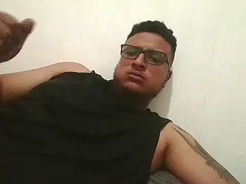 Snapshot of Dc333777 chatting on 03-11-26, 02:06 Dc333777 online show from 03-11-26, 02:06