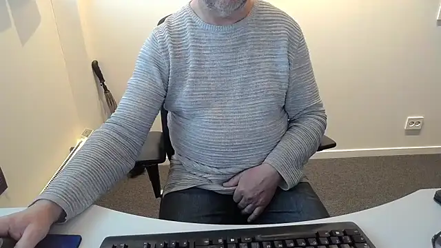 Snapshot of Buggemann chatting on 05-11-26, 03:56 Buggemann online show from 05-11-26, 03:56