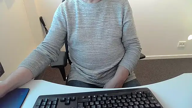 Snapshot of Buggemann chatting on 05-12-26, 03:58 Buggemann online show from 05-12-26, 03:58