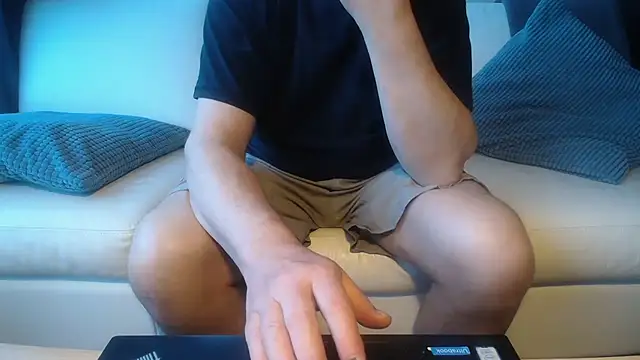 Snapshot of Buggemann chatting on 05-21-26, 08:05 Buggemann online show from 05-21-26, 08:05