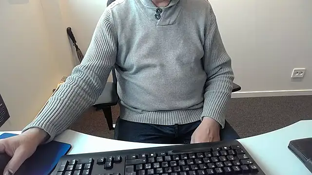 Snapshot of Buggemann chatting on 06-10-26, 04:12 Buggemann online show from 06-10-26, 04:12