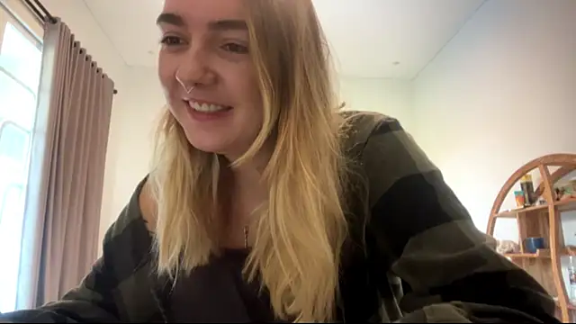 Snapshot of RoxyWet chatting on 03-12-26, 11:44 RoxyWet online show from 03-12-26, 11:44