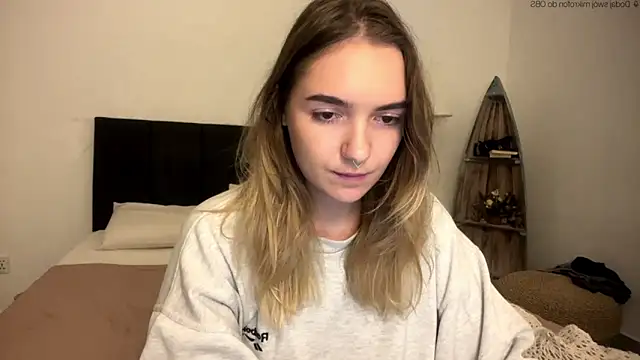 Snapshot of RoxyWet chatting on 04-29-26, 05:30 RoxyWet online show from 04-29-26, 05:30