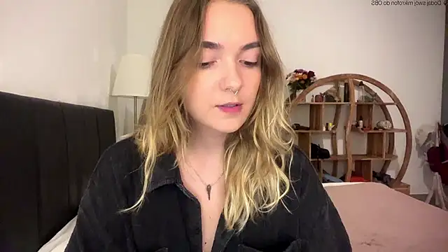 Snapshot of RoxyWet chatting on 05-06-26, 12:21 RoxyWet online show from 05-06-26, 12:21
