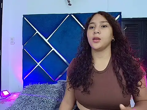 Snapshot of AnaisNuaghty chatting on 03-25-26, 12:33 AnaisNuaghty online show from 03-25-26, 12:33