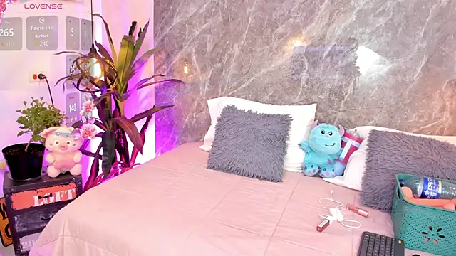 Snapshot of Megan_Stein chatting on 06-19-26, 10:02 Megan Stein online show from 06-19-26, 10:02
