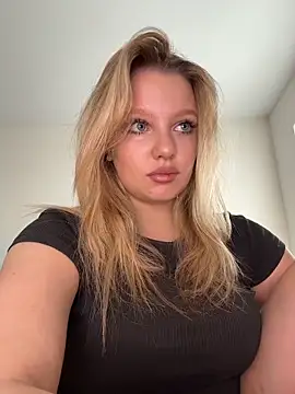 Snapshot of bettyloveu chatting on 05-13-26, 04:10 bettyloveu online show from 05-13-26, 04:10