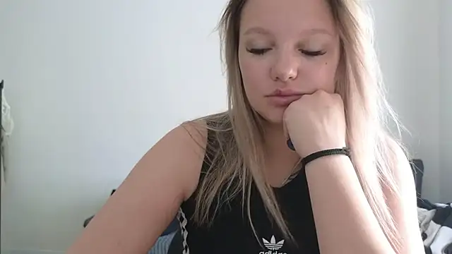Snapshot of bettyloveu chatting on 07-29-26, 04:10 bettyloveu online show from 07-29-26, 04:10